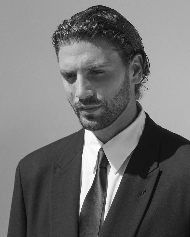 Giorgio Armani x Juventus. Dalle competizioni nazionali a quelle europee, Giorgio Armani veste la prima squadra maschile nelle occasioni ufficiali, unendo eleganza sartoriale e comfort. - From domestic to European com…