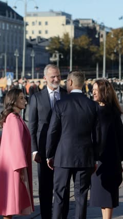 Quiero darles mi más cordial bienvenida a Sus Majestades, los Reyes de España, en su visita de Estado a Finlandia. Lämpimästi tervetuloa valtiovierailulle Suomeen, Espanjan kuningas Felipe VI ja kuningatar Letizia. Va…