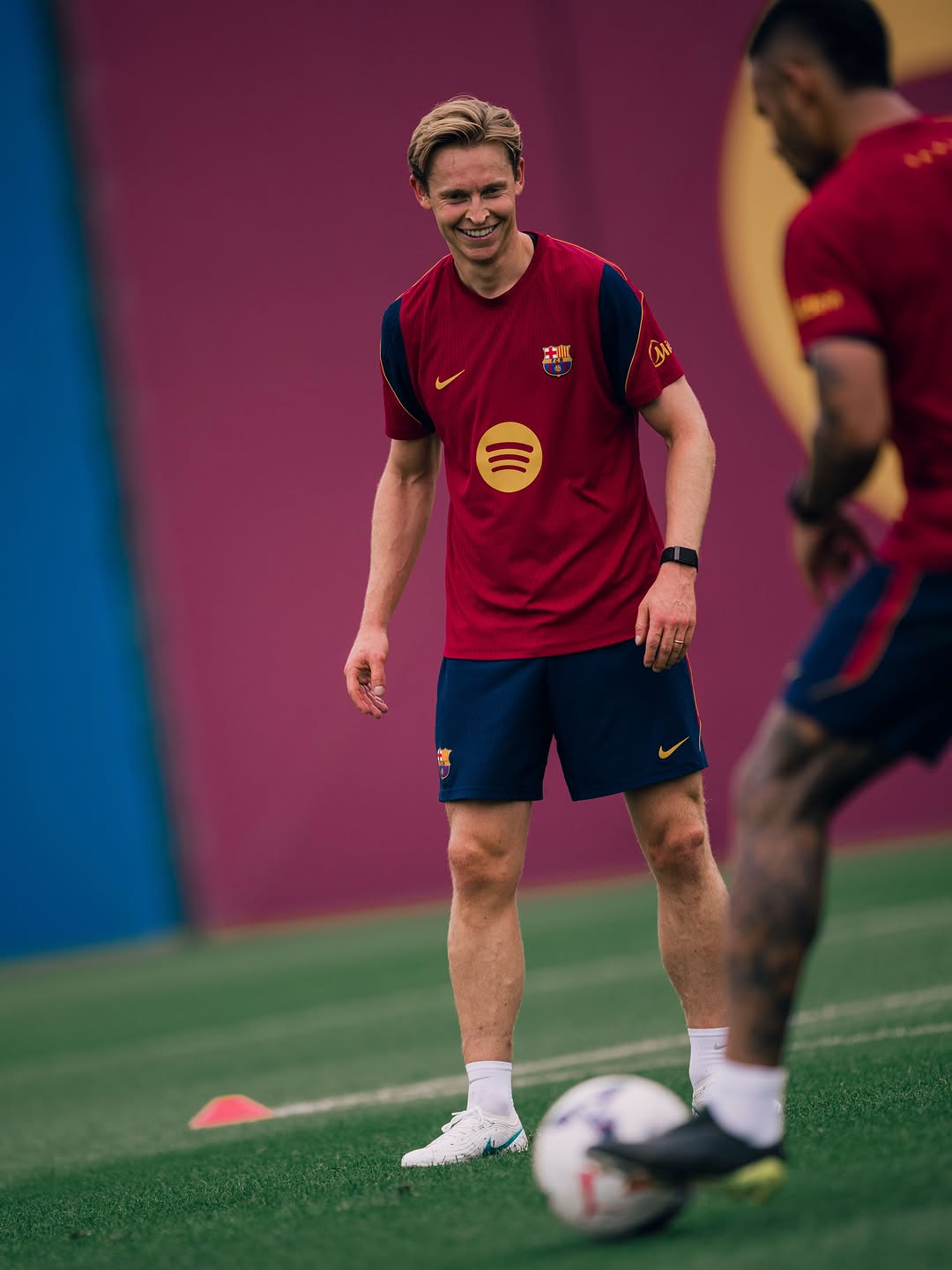 Frenkie returns to training! 🫶 Torna a fer part de l’entrenament amb el grup! Bienvenido de nuevo, @frenkiedejong!