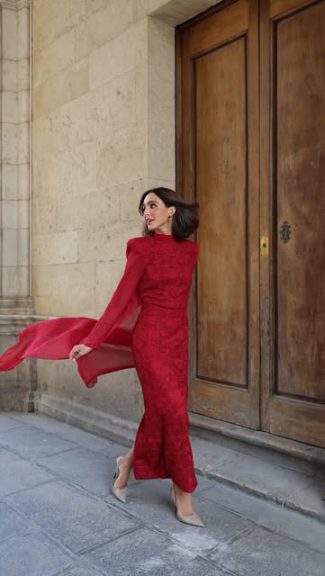Como vuestros deseos son órdenes, os traemos nuestro nuevo conjunto Halo ✨ Nos parece ideal para esta temporada de eventos, en un tono rojo vino muy favorecedor. Os avisamos que hay unidades muy limitadas!! ☺️🫶🏽