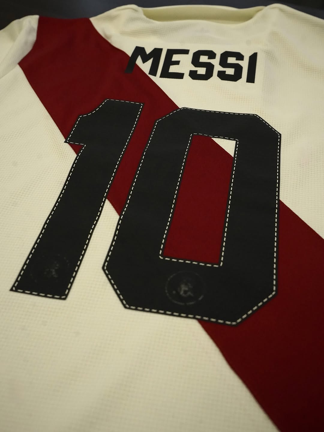 🇦🇷 Campeón del Mundo, invicto en el Monumental y Socio Honorario de River: @leomessi 🤍❤️🤍
