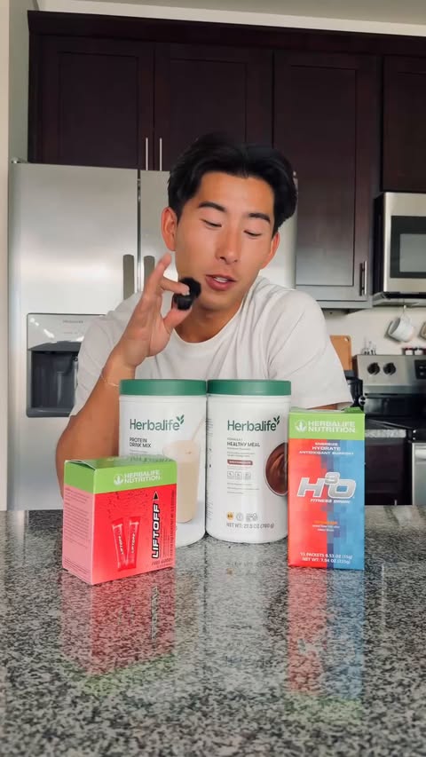 Training for the Chicago Marathon? Max is breaking down how he fuels to prepare, perform and recover his best during his practice runs. We wish everyone training for race day the best of luck! Let's go, Herbalife comm…
