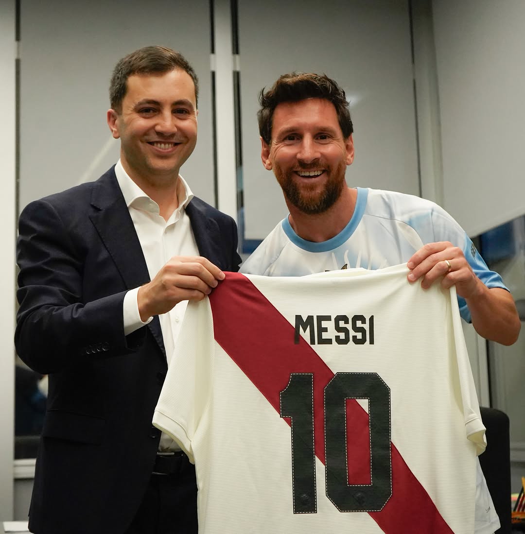𝐋𝐈𝐎𝐍𝐄𝐋 𝐌𝐄𝐒𝐒𝐈, 𝐒𝐎𝐂𝐈𝐎 𝐇𝐎𝐍𝐎𝐑𝐀𝐑𝐈𝐎 𝐃𝐄 𝐑𝐈𝐕𝐄𝐑 𝐏𝐋𝐀𝐓𝐄 🤍❤️🤍 En un día histórico y acompañado por el Presidente @stefanodcdc, el mejor jugador de todos los tiempos recibió el carnet que lo …