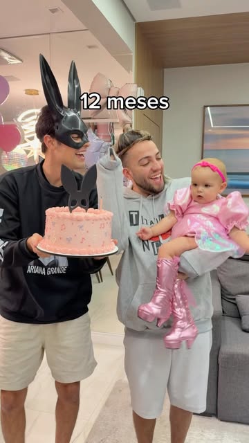 Feliz 12 meses da Mia ✨ E lógico que o último tema tinha que ser a diva suprema dela, Ariana Grande! Te amamos muito minha filha!