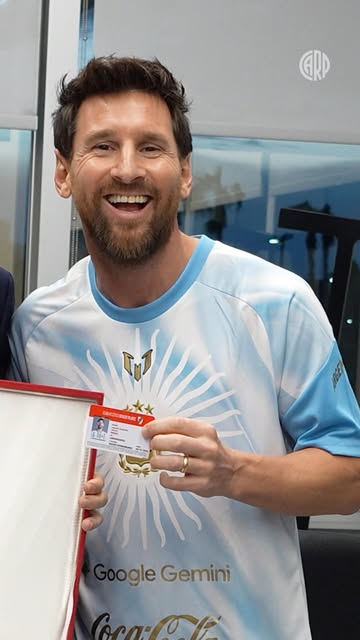 𝐋𝐢𝐨𝐧𝐞𝐥 𝐌𝐞𝐬𝐬𝐢, 𝐒𝐨𝐜𝐢𝐨 𝐇𝐨𝐧𝐨𝐫𝐚𝐫𝐢𝐨 🤍❤️🤍 De River para el mejor futbolista de la historia 🇦🇷