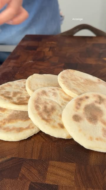 Anzeige | Naan Brot wie vom Lieblingsrestaurant - nur ganz einfach selbst gemacht! 😍🫓 Außen leicht goldbraun, innen wunderbar weich und fluffig. Und das Beste: Der Teig besteht aus nur 4 Zutaten. 🤍 Für 16 Stück bra…