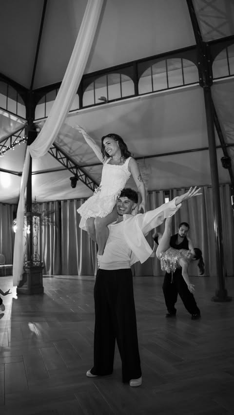 Profitez de notre show, préparé pendant plus de 6 mois, sur un mix créé spécialement pour nous à partir des musiques que nous avons choisies ✨🙈 Chorégraphe : @rise__dancestudio 🕺🏼 Lumière/ Ambiance / mix : @georges…