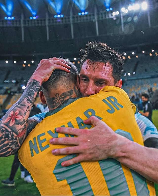Quem ama futebol te aproveitou ao longo desses anos… Hoje é seu ultimo jogo com a camisa da tua seleção, do teu país e eu espero que você curta cada segundo, que todas as homenagens hoje te façam feliz. Não é só Argen…