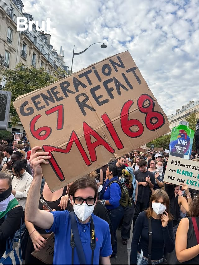 Les pancartes de la manifestation des lycéens à Paris avec les photos de @remybuisine