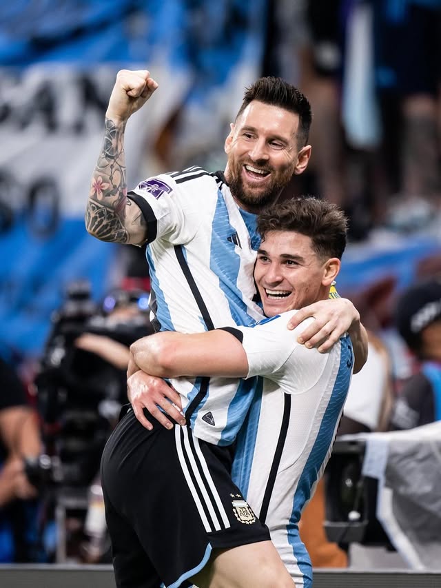 Que privilegio compartir cancha y tantos momentos con vos. Primero te admiré como un nene, como millones de argentinos que crecimos soñando con ser futbolistas gracias a vos. Despues tuve la suerte de conocerte, ser t…