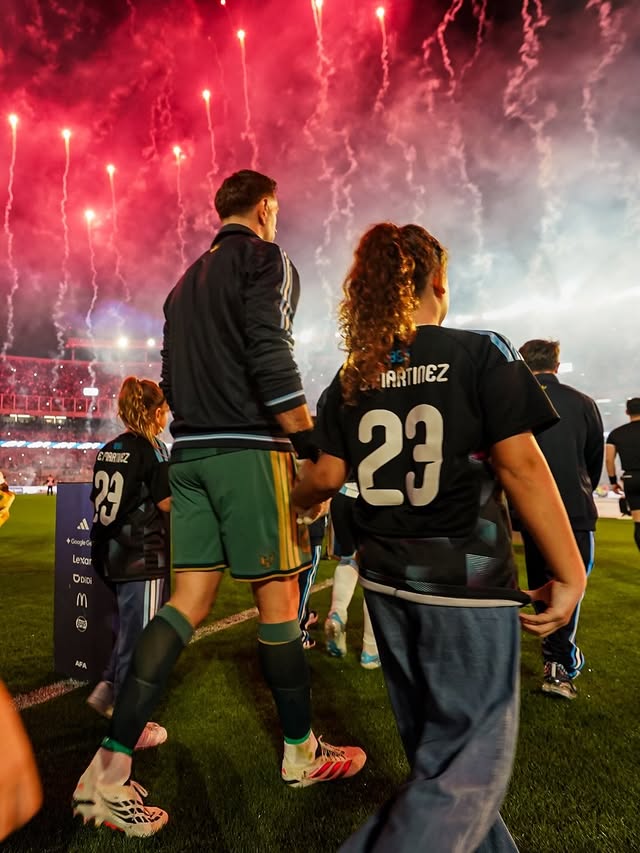 A veces lo dificil del futbol es decir adios @nicolasotamendi30 @leomessi Los partidos que me toco estar atras de ustedes los defendi con corazon y con todo lo que pude Los amo sean felices 🫶🏽🩵🥲