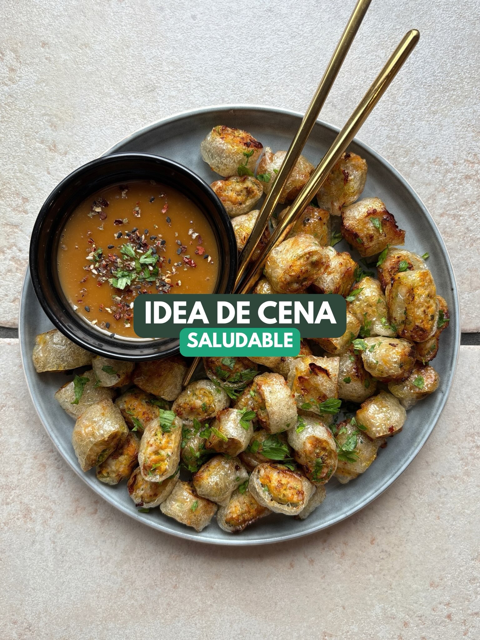 Comenta “Cena” si quieres más ideas fáciles como esta 👇🏼 Te prometo que con esta cena vas a triunfar 🤤 Saquitos crujientes de pollo y verduras en papel de arroz con salsa de cacahuete. Una forma diferente de comer …