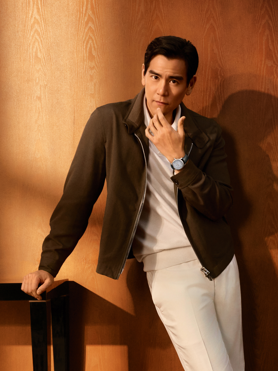A new face. An enduring icon. Discover the new LONGINES MASTER COLLECTION CHRONO MONOPUSHER. Distinguished by a frosted blue barleycorn dial, pulsometer scale and exclusive manual-winding chronograph movement, it reim…