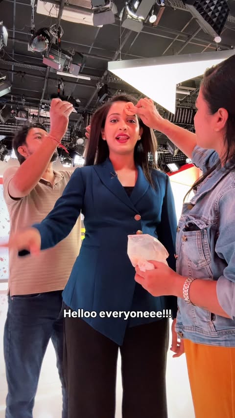 BTS with awesome and the funniest team😹🥹 . . . . . . . . . #anchorjiyasharma #breakingnewslady #anchorjiya #abpnews #fittestanchorofindia