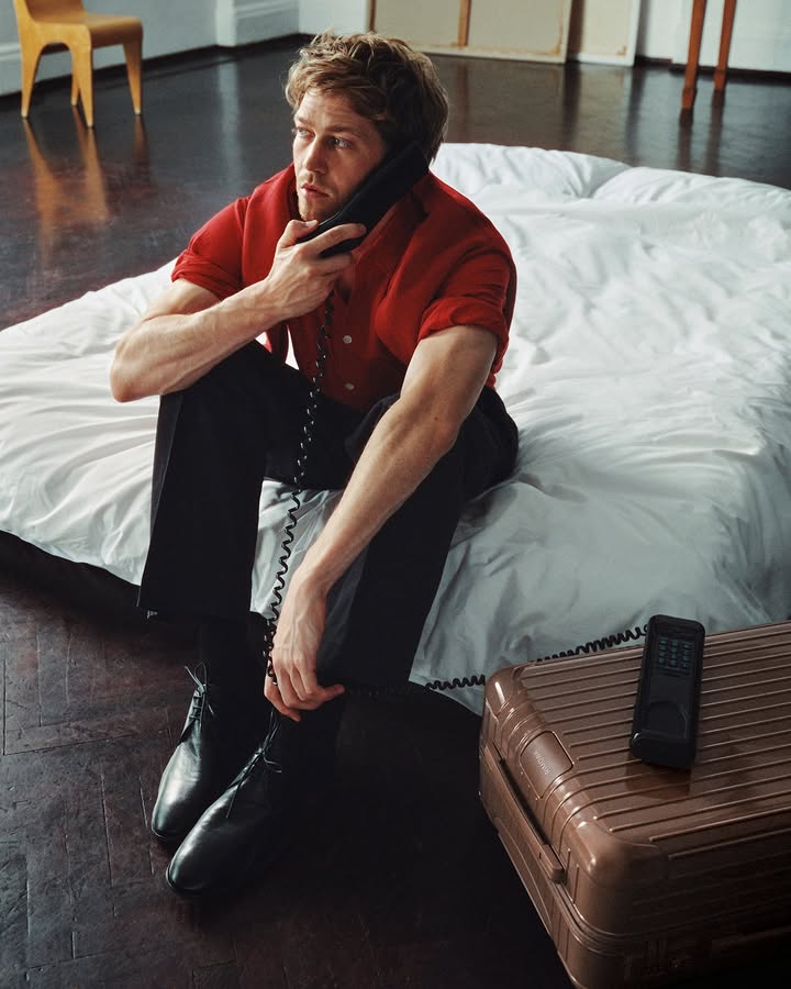 A pairing for the ages. RIMOWA is pleased to announce the launch of Ultramarine and Umber. A vibrant blue and a rich, earthy brown, both redolent of artists’ pigments. One grounds the scene while the other intensifies…