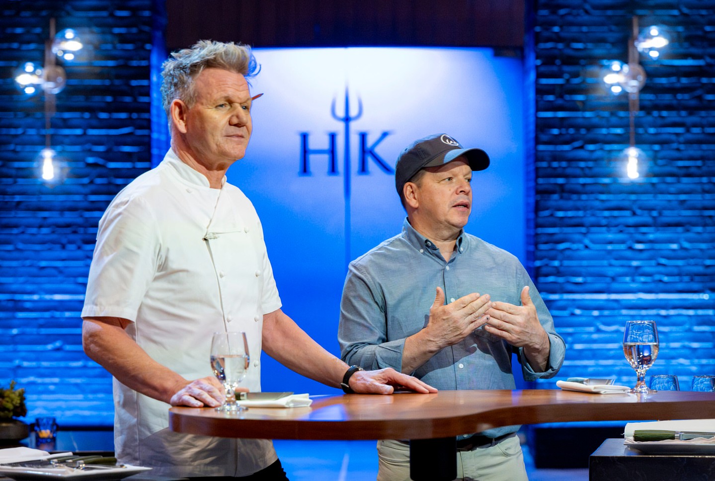 Chef Paul Wahlberg is on the hunt for the best sliders! 🍔🔥 Tune in tomorrow, Thursday, Oct. 8 at 8 p.m. EST to catch @chefpaulwahlberg judge a slider stakeout on @foodclubfox @hellskitchenfox with @gordongram.