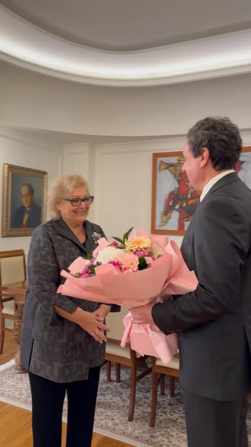 Nder dhe kënaqësi ta kemi presidente të Republikës së Kosovës, profesoreshën Justina Shiroka Pula, dhe të zhvillojmë takimin tonë të parë në zyrën e saj të re. E urova për detyrën dhe e falënderova që na gëzoi duke pr…