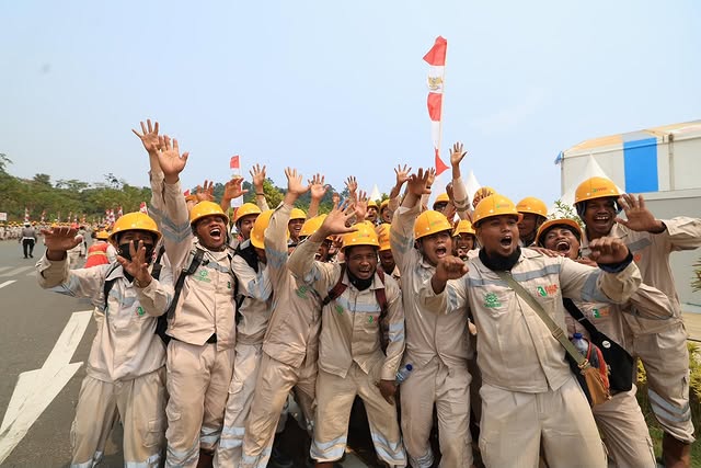Presiden secara resmi memulai komersialisasi dan groundbreaking 11 ekosistem hilirisasi nikel dengan total nilai investasi mencapai Rp180 triliun, sekaligus melepas ekspor perdana baterai kendaraan listrik. Dalam samb…