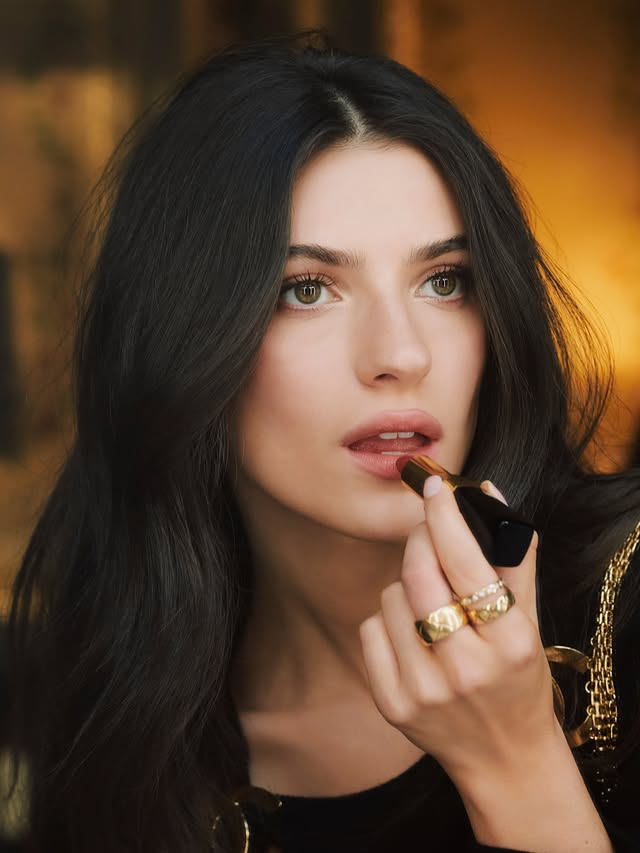Friend of the House @ellarubin1 emphasised her lips with ROUGE COCO for the CHANEL Spring Summer 2027 Ready-to-Wear show. The pairing of LES 9 OMBRES and STYLO YEUX WATERPROOF creates a natural yet alluring effect. He…