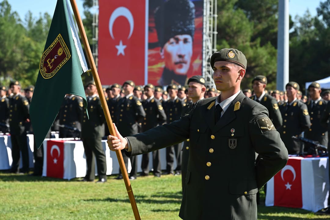 📍 Balıkesir Altıeylül Bu yıl Milli Savunma Üniversitesi Kara Astsubay Meslek Yüksekokulunu kazanan ve intibak eğitimini tamamlayan adaylar; Rektörümüz Prof. Dr. Erhan Afyoncu, 9’uncu Ana Jet Üs Komutanı Hava Pilot Tu…