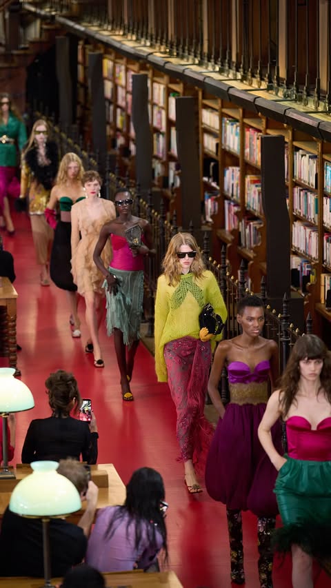 Among the shelves of a historic Parisian library, where countless stories await discovery, imagination takes on a new dimension. Like books still unread, each silhouette opens a world of possibilities, inviting us to …