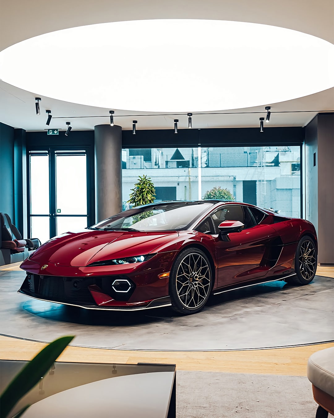 Entering the fall season, Lamborghini style. On this Temerario, reinterpreted through #AdPersonam program, the Alleggerita package and Bianco livery introduce a sharp, sporty contrast to the elegance of Amaranto, givi…
