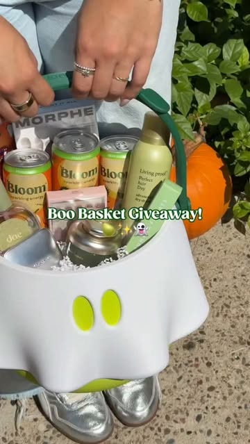 👻BOO BASKET GIVEAWAY👻 We’re celebrating spooky season with a Boo Basket and THREE lucky winners will get our glam faves + a case of Pear Scare! 🍐👻 (basket included 😉) HOW TO ENTER: 1️⃣ Follow @bloomsupps 2️⃣ Like…