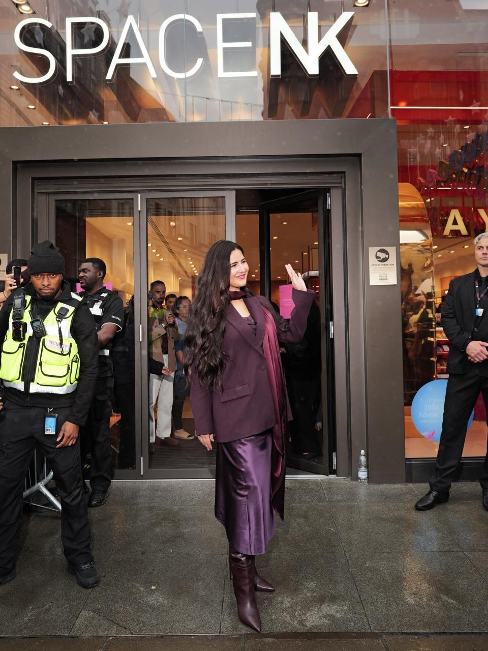 A little visit, a lot of beauty💋✨ @katrinakaif stopped by @spacenk to get up close with her Kay Beauty favourites, and naturally, we had to capture the moments. 💄🇬🇧 Your turn to discover your next beauty obsession…