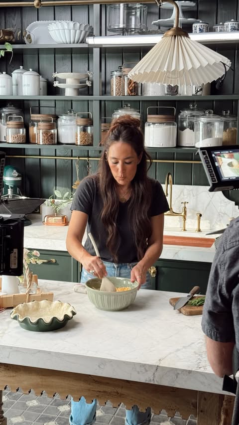 Last year @joannagaines reinvented her cooking show and created #MagnoliaTable: At the Farm. Here’s a look at one of our favorite recipes she made, Bacon and Cheddar Quiche. You can stream the full episode (and rest o…