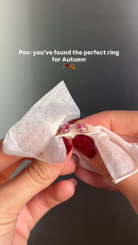 Burgundy ring >>> 🥀✨ Il gioiello nel video si chiama Anello Everbloom e lo trovate disponibile su amabilejewels.it in diverse taglie.