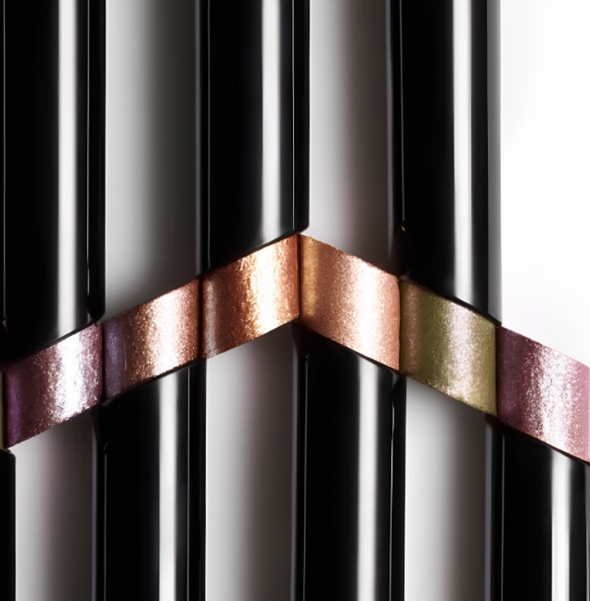 One swipe of Dazzle Long-Wear Eyeshadow Stick is all it takes for a low effort, high impact eye look. The secret? A refreshing water-based formula that glides on cool and leaves behind rich, multidimensional shimmer.