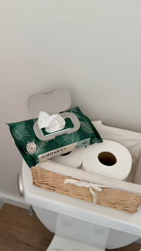 Hosting season is here, and the guest bathroom deserves a little refresh, too. Keep Honest Flushable Wipes stocked for an easy freshen-up your guests will appreciate. 🧺🧡 📹 | @elona.zabolotskiy