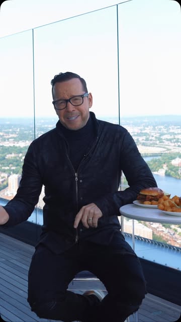 You don’t have to choose between @bostonbluecbs and Wahlburgers. Get both! 💙🍔 Tune in to see @donniewahlberg tonight, and order your Wahlburgers favorites with FREE delivery on orders of $20 or more with code FREEBL…