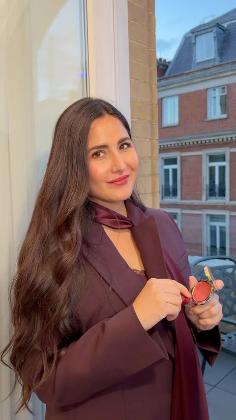 A little Tender before the big moment💋 @katrinakaif gets ready with our Hydraluscious Lip Gloss Stain in Tender before heading to @spacenk. The finishing touch? Sorted💄 Find your shade, exclusively at SpaceNK in the…
