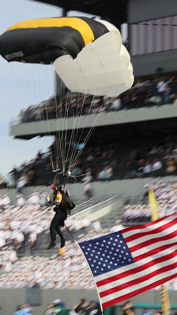 A Family Weekend victory at Michie Stadium! 💪 The Black Knights secured a win over Tulane in front of the Corps of Cadets, families and Army fans! Today's game also honored the 7th Infantry Division, celebrating the …
