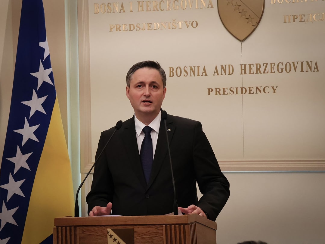 Poštovani dr. Nedžad-ef. Grabus, povodom Vašeg izbora na dužnost reisu-l-uleme Islamske zajednice u Bosni i Hercegovini, upućujem Vam iskrene čestitke, uz želju da, uz Božiju pomoć, ovu časnu i odgovornu dužnost obavl…