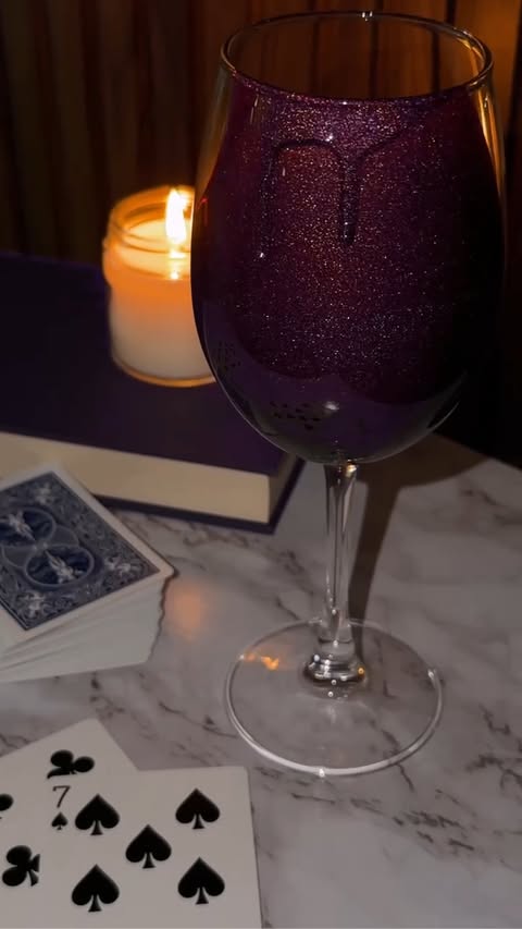 Nothing like a tall glass of Vine To Table to wipe away my screen time for the week ✨ #holotaco #vinetotable 💿🌮