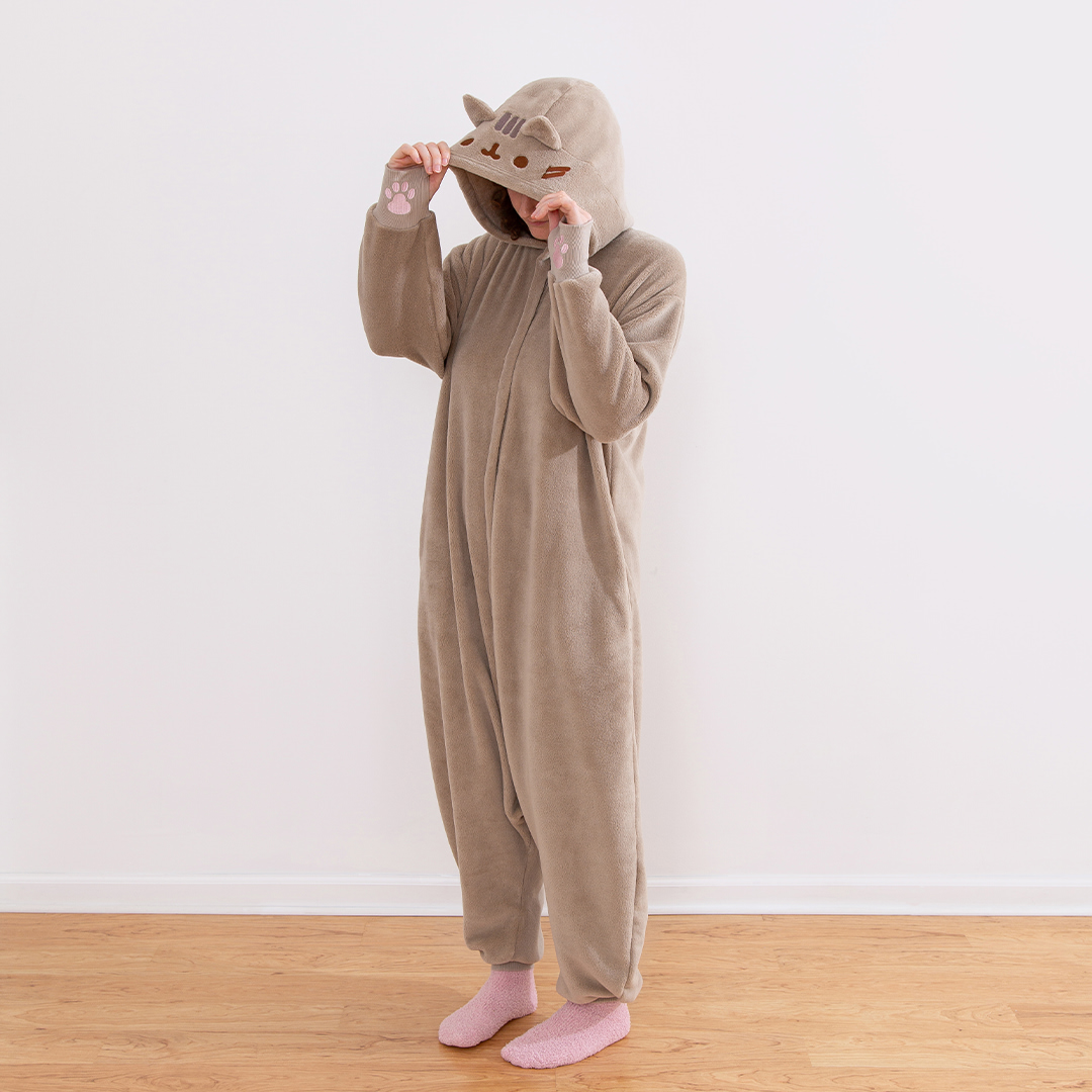 The #Pusheen toe beans kigurumi is scary cute! 👻 🧡 🐾
