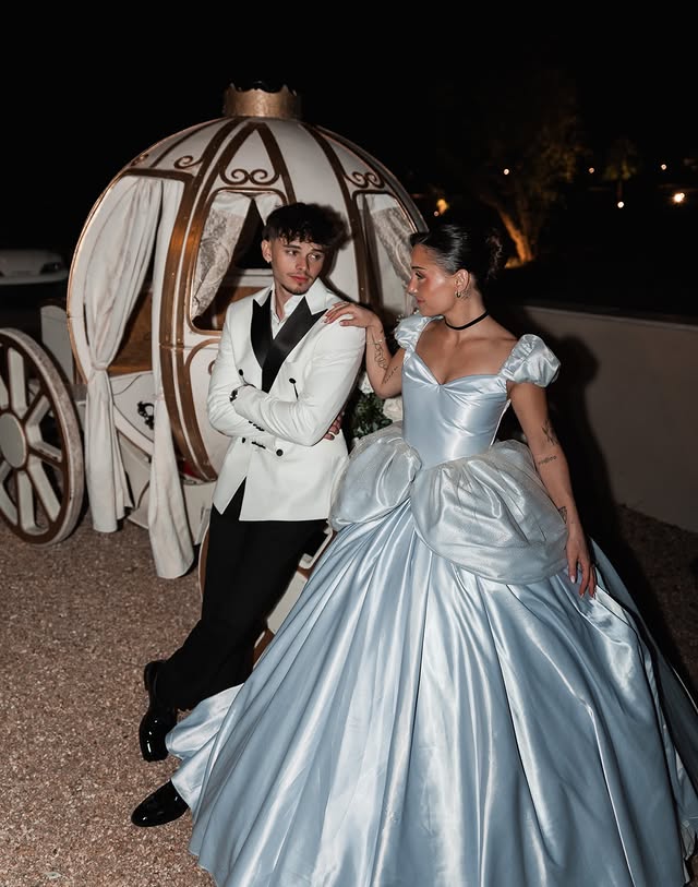 Je crois que j’ai toujours rêvé, un jour, d’un mariage digne de Cendrillon… Une robe de princesse, un carrosse, un bal féerique et surtout, un prince charmant🏰✨ Ce qui me semblait n’exister que dans les contes de fée…