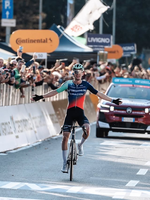 Félicitations à @paul.sxs qui devient le plus jeune vainqueur du Tour de Lombardie en 120 éditions ! Une très belle saison pour Decathlon CMA CGM, qui se conclut par le premier Monument de son histoire. Ce succès réco…