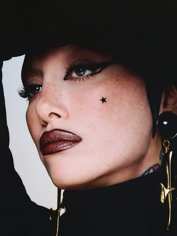 @erinparsonsmakeup is obsessed and we know you are too. Frost Lipstick in Spanish Fly is officially back and available now. Shop MAC online and in-store and @macys now. #MACFrost