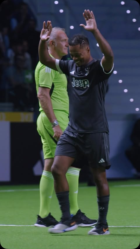 Ladies and gentlemen, Patrice Evra 🇫🇷 👏