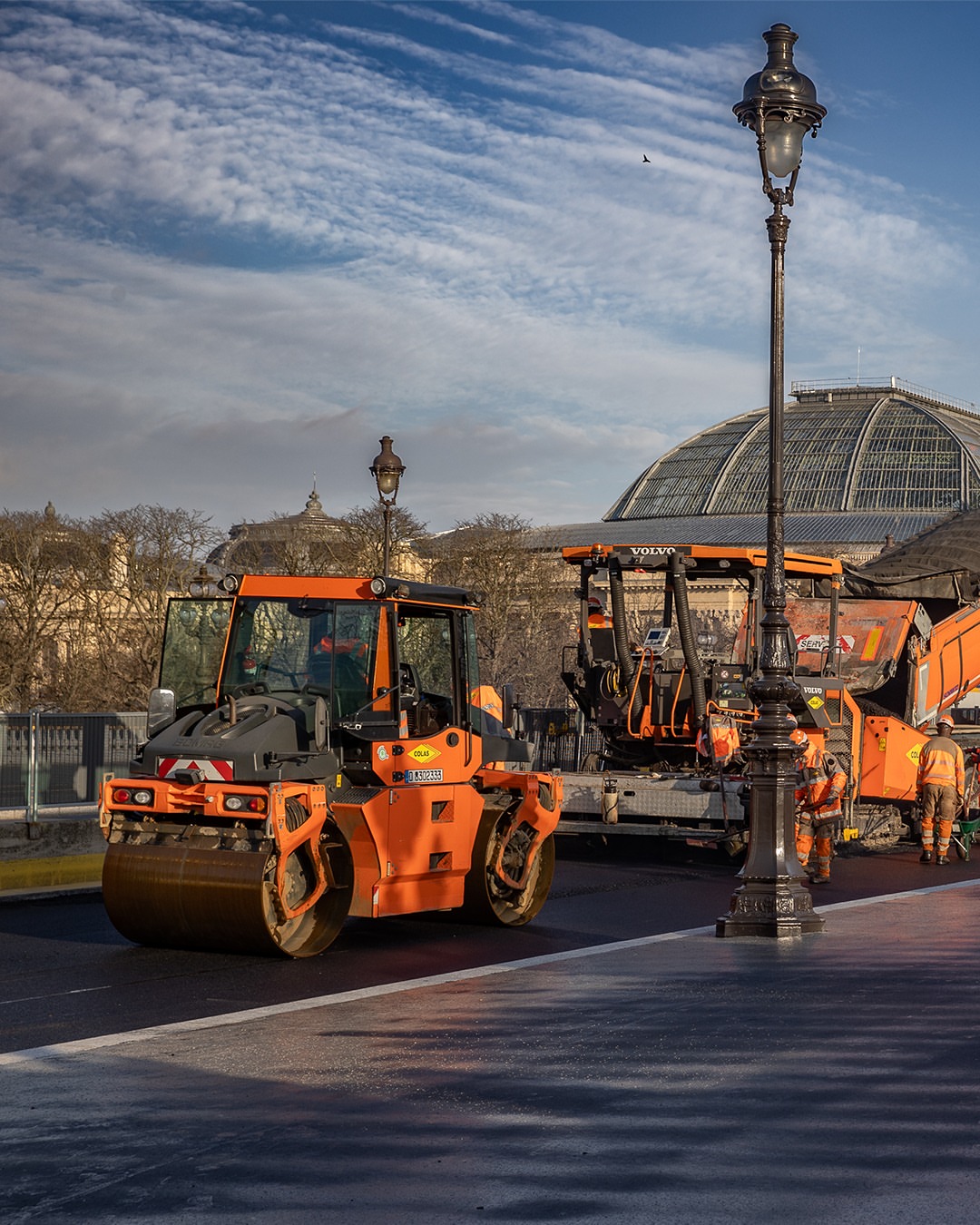 🚧 Rénover un pont emblématique de Paris… sans le fermer à la circulation ? Sur le Pont Alexandre III, l’un des ouvrages les plus emblématiques de la capitale, les équipes de @groupe_colas, filiale du groupe Bouygues,…