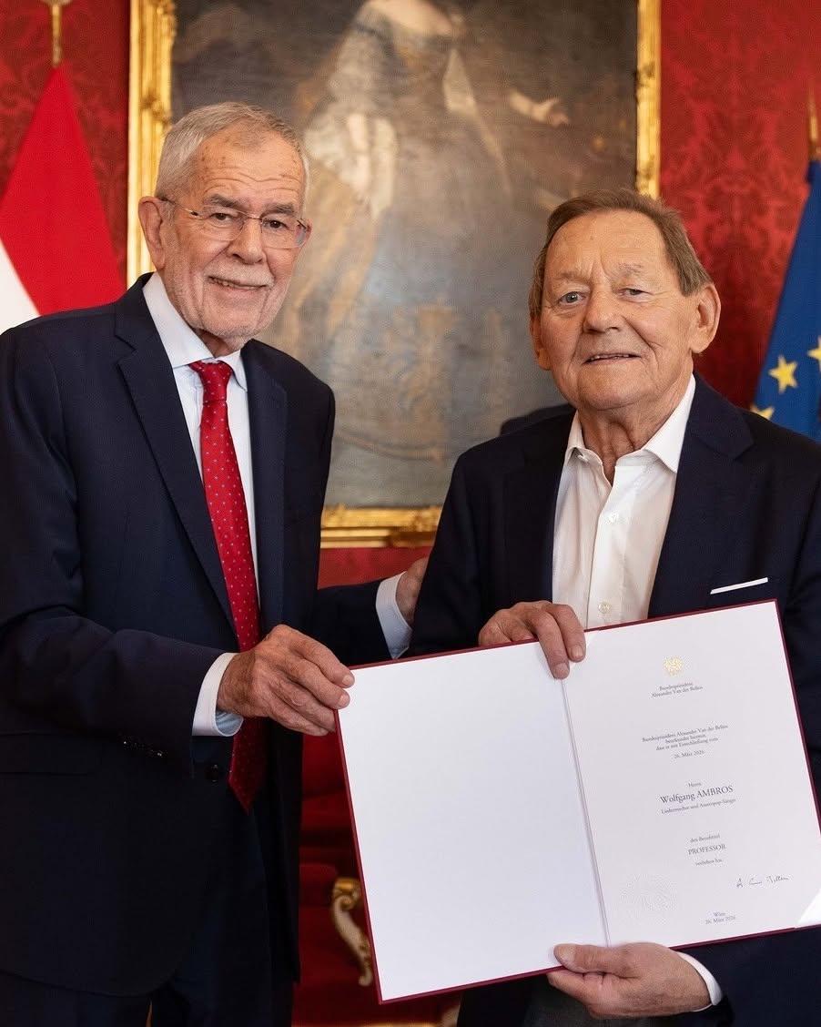Von „Schifoan“ über „Tagwache“ bis zu Stücken wie „Da Hofa“ – die Texte und die Melodien von @wolfgang.ambros Liedern haben sich tief in das kollektive Gedächtnis unseres Landes eingebrannt. Es kommt daher nicht von u…