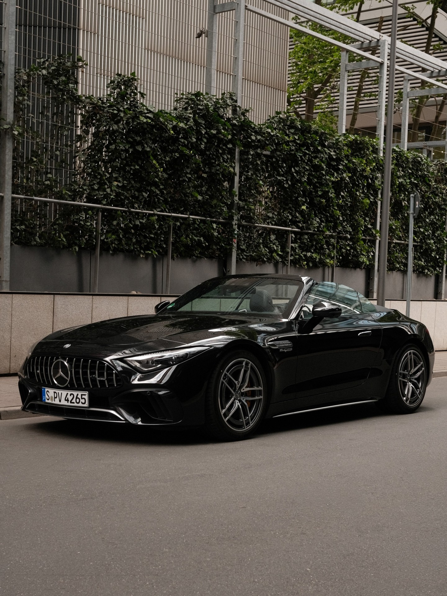 Bringing brilliance to the road. 📷 @dennishbla for #MBcreator #MercedesBenz #WelcomeHome #140YearsOfInnovation [Mercedes-AMG SL 63 4MATIC+ | Energieverbrauch kombiniert: 13,4‒13,0 l/100 km | CO₂-Emissionen kombiniert…