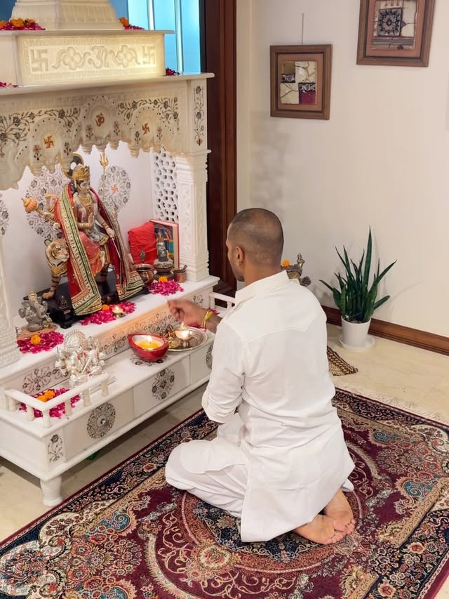 ⁠Maa ke dar par sukoon hi alag hai 🙏🌺 Navratri ki shubhkamnayein sabko. Jai Mata Di!