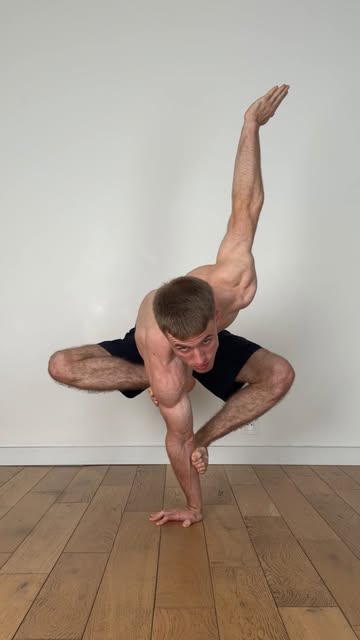 Follow These Steps to Master This Pose! 🧘✨ Start seeing your first flexibility results in less than 7 days with my daily stretching routine, available through the link in my bio ✅ Perfect for beginners, easy to follo…
