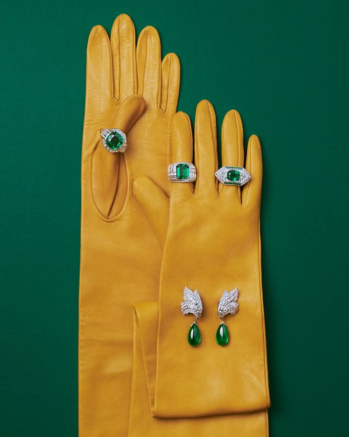 Autumn accents. Vibrant emerald lands close to buttery ochre in a single spin of the color wheel.⁣ ⁣ #Boucheron #ColoredStones