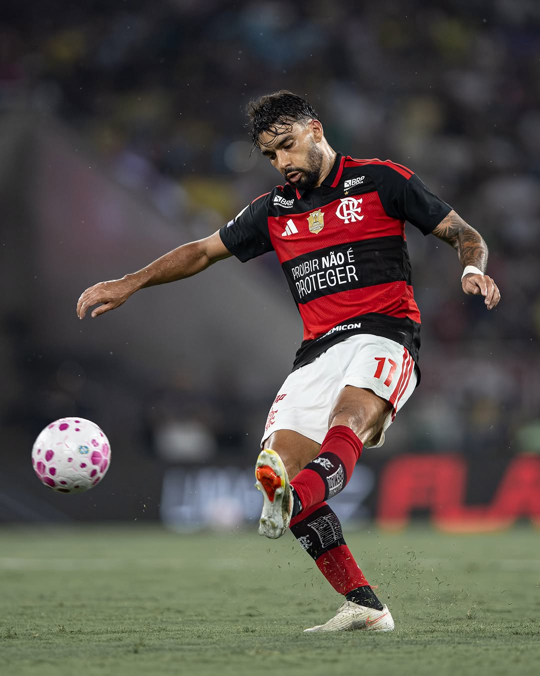 Vitória no clássico, festa linda no maraca e seguimos ❤️‍🔥🖤☝🏾 Grato a Deus sempre.