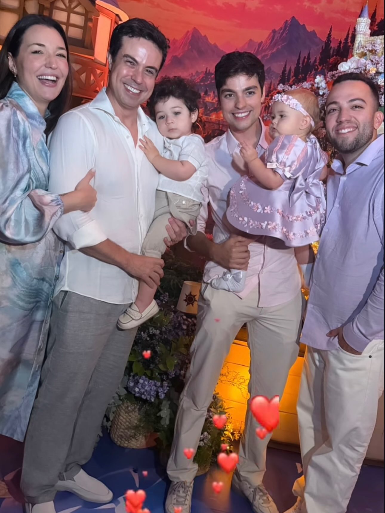 Na maior parte do meu tempo acordado estou trabalhando… por isso, quando estou com minha família… dedicação total 👩🏻👶🏻👶🏻❤️💙💙 (ainda teve jantar com a patroa, mas acabei não tirando foto)